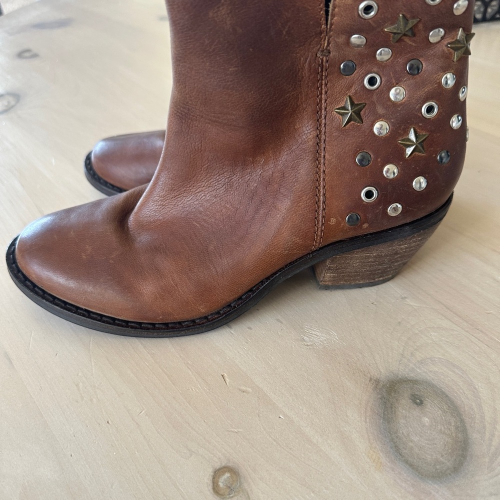 Stylish Brown Ankle Boots with Star Accents